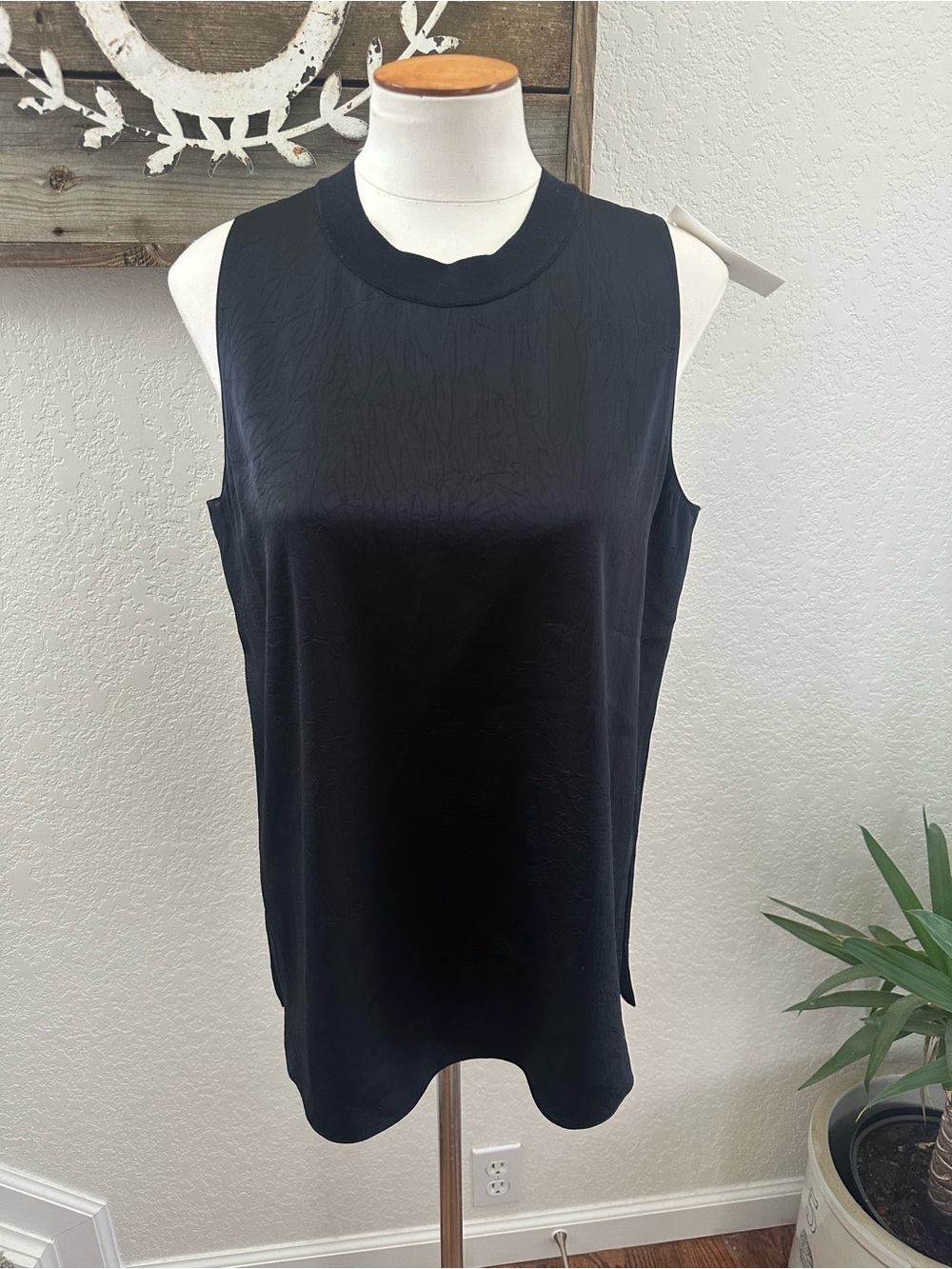 Vince. Black Sleeveless Satin crinkle Women's Top - Classic Tank size L NWT‎